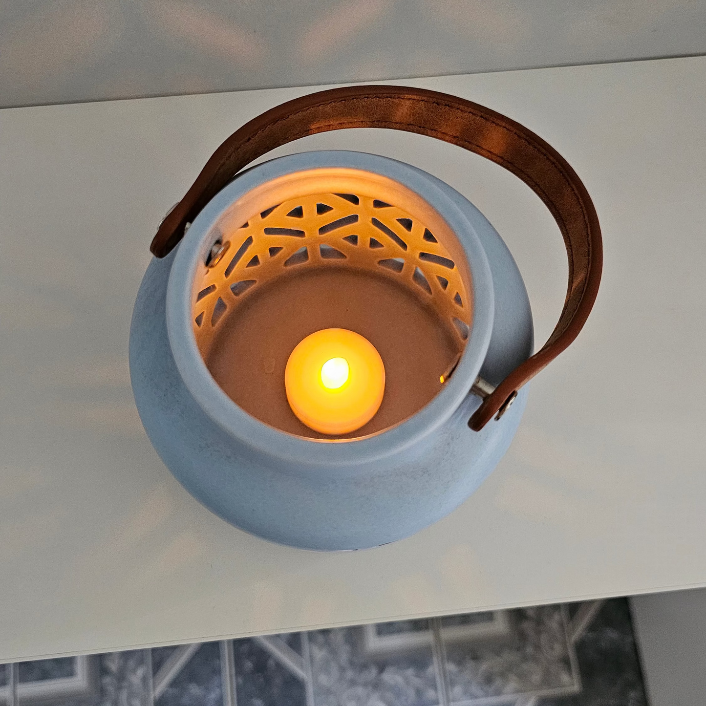 Farol celeste + 1 luz tealight con batería incluida