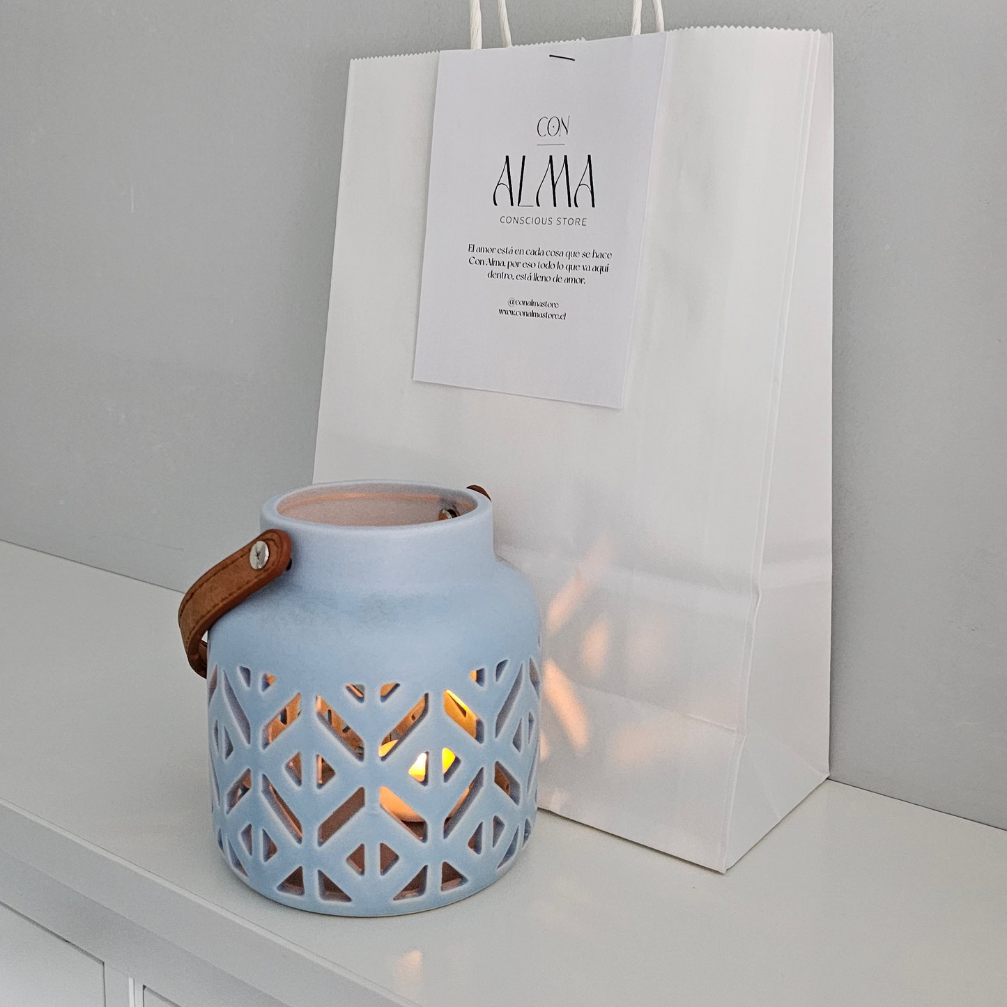 Farol celeste + 1 luz tealight con batería incluida